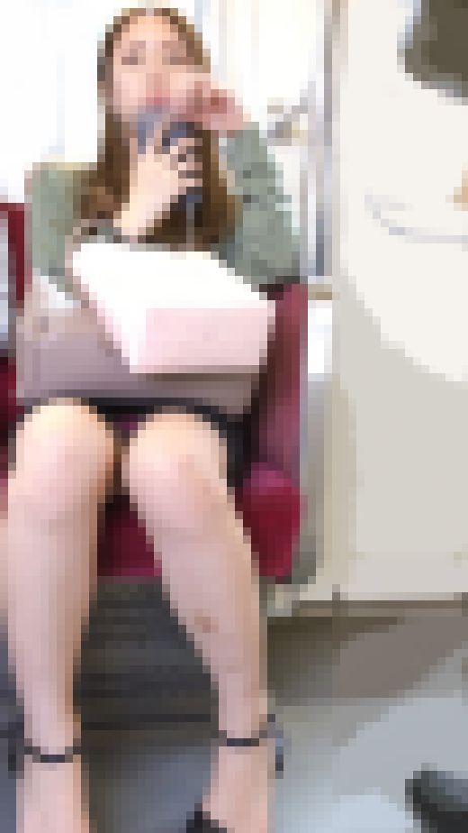 【8/7まで顔出し】美脚タイトミニから派手なピンクパンティ思いっきり見えてるギャル　サンプル画像1