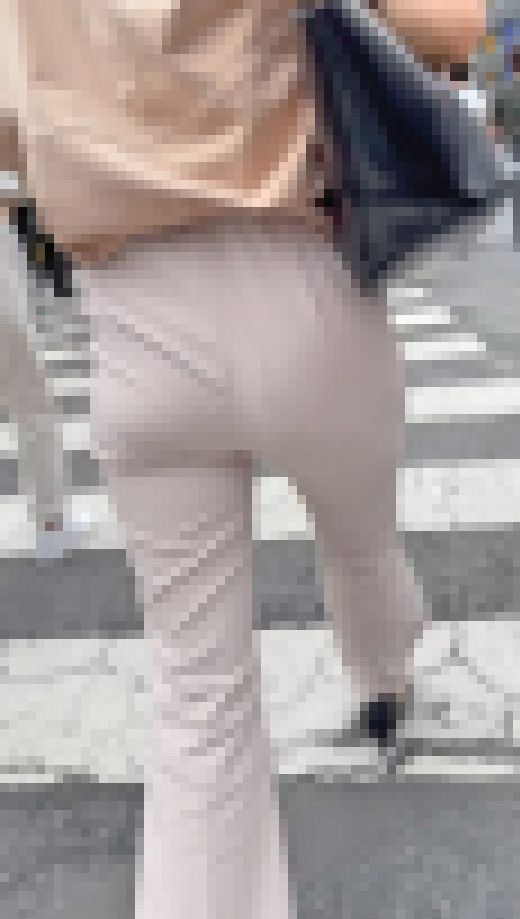 レースのパンティライン付きの美巨尻をムニュつかせて男を挑発！ 下品なパンツスーツOL編　サンプル画像2