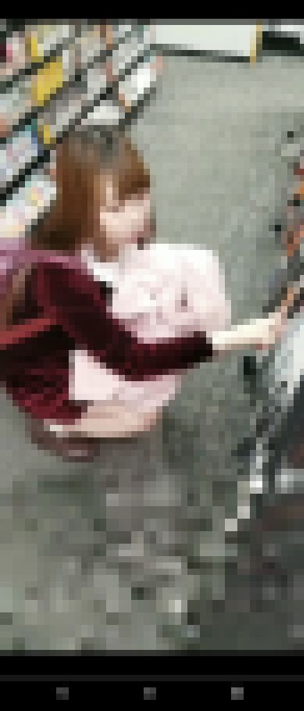 マンスジ丸見えTバック美女2名　サンプル画像1