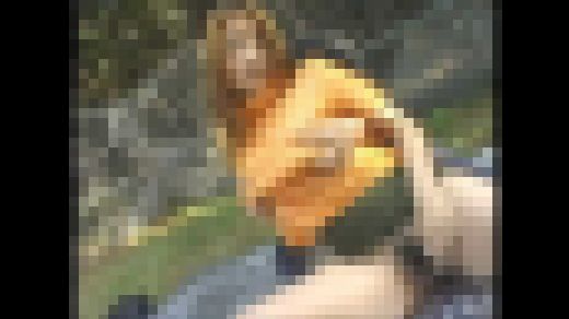 ▼誰かに見られるかもしれない野外で露出を楽しむ変態娘の恥ずかしい姿…　02　サンプル画像1