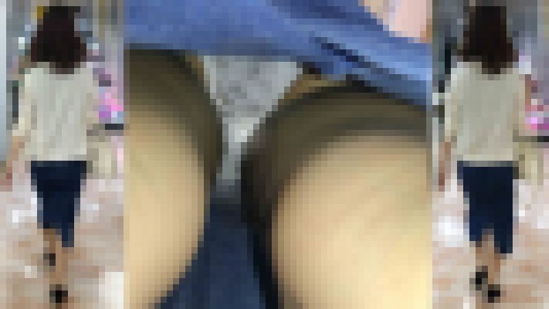 4K bomb687　清楚系OLさんの生足サテンパンティ　エスカ逆さ サンプル画像