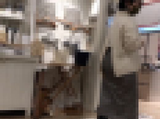 【20代の爆巨尻】20代低身長巨尻女子　ショッピングモールで120cmオーバーの尻をブリンッ！ブリンッ！と見せつけw　サンプル画像1