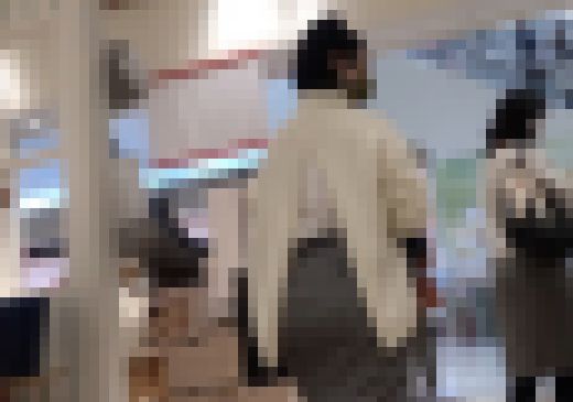 【20代の爆巨尻】20代低身長巨尻女子　ショッピングモールで120cmオーバーの尻をブリンッ！ブリンッ！と見せつけw　サンプル画像3