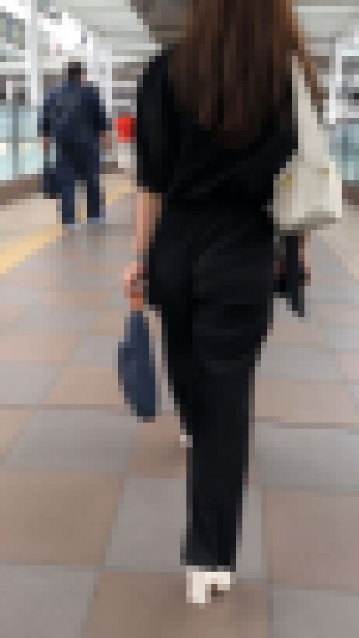 落ち着いた色の服だけどお尻が、なビジネスウーマン　サンプル画像1