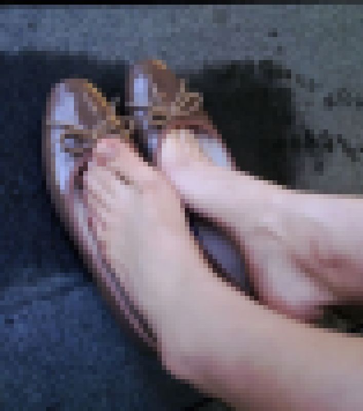 ４Ｋ★顔出し！購入特典3つ★この世で１番臭いもの？それは湿気たっぷり雨の中の裸足パンプスだ① サンプル画像