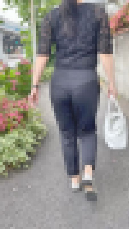 高飛車セレブならではの美巨尻をタプンとムニュらせつつ男を誘惑！　下品なTバックライン付きOL奥様編 サンプル画像