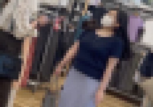 【30代熟女の巨尻】あざとい系熟女　男を誘うニットのタイトスカート巨尻　Tバック透け透けでエロw【4K】　サンプル画像1