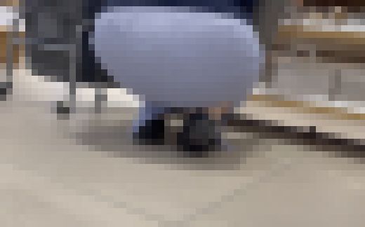 【30代熟女の巨尻】あざとい系熟女　男を誘うニットのタイトスカート巨尻　Tバック透け透けでエロw【4K】　サンプル画像2