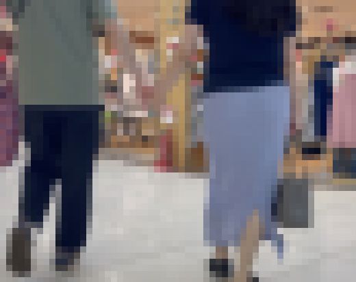 【30代熟女の巨尻】あざとい系熟女　男を誘うニットのタイトスカート巨尻　Tバック透け透けでエロw【4K】　サンプル画像3