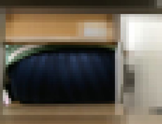 【10代の爆尻】小さな椅子から飛び出す爆尻！こんなにお尻が大きくて恥ずかしいのw　サンプル画像1