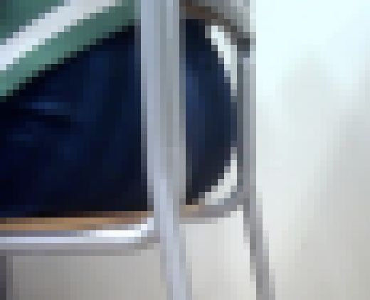 【10代の爆尻】小さな椅子から飛び出す爆尻！こんなにお尻が大きくて恥ずかしいのw　サンプル画像2