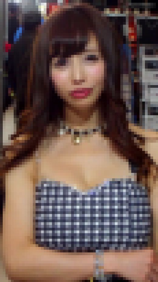 休憩に入る後ろ姿に興奮！巨乳おっぱい2017オートサロン【動画】イベント編 3709　サンプル画像1