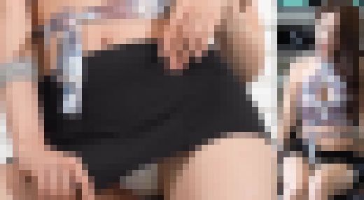 【必死にスカート抑えても無駄ｗ】キャンちゃんのえげつな撮り vol.45　サンプル画像1