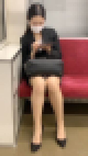 短いスカートから国宝級の美脚を見せてくれたエロすぎる美人OLさん（其の八）　サンプル画像2