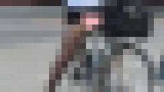 某施設から出てきたスーツ姿の生Pパンスト娘 携帯が終わるまで丸見え4K動画ちゃりんこパンチラ サンプル画像2