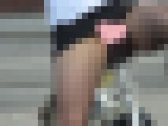 某施設から出てきたスーツ姿の生Pパンスト娘 携帯が終わるまで丸見え4K動画ちゃりんこパンチラ サンプル画像3