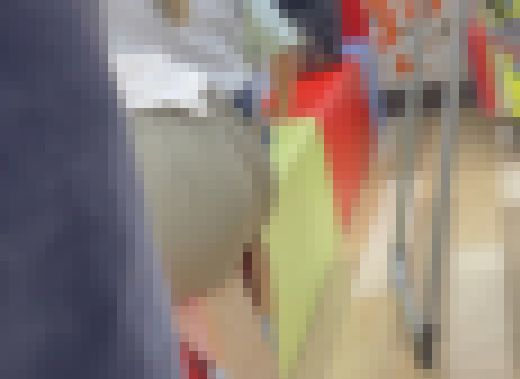 【20代ママのプリ尻】うっすい生地のズボンでケツを突き出すからワレメまでくっきりケツの形丸わかりの20代かわいいママ　サンプル画像1