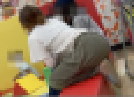 【20代ママのプリ尻】うっすい生地のズボンでケツを突き出すからワレメまでくっきりケツの形丸わかりの20代かわいいママ　サンプル画像2