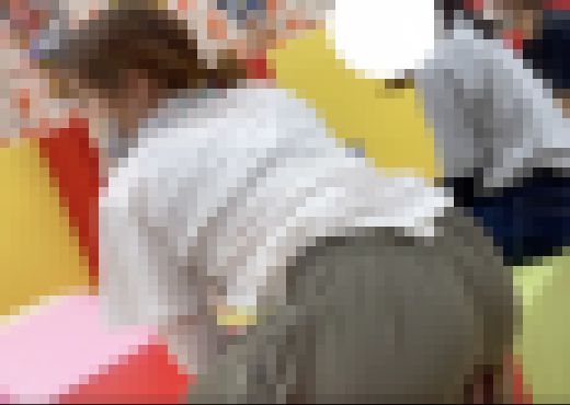 【20代ママのプリ尻】うっすい生地のズボンでケツを突き出すからワレメまでくっきりケツの形丸わかりの20代かわいいママ　サンプル画像3
