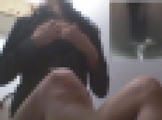 アウトレットのトイレに仕掛けられた2カメ迫力マジ映像！シャワーをクリにあてオナニーする女達　03　サンプル画像1