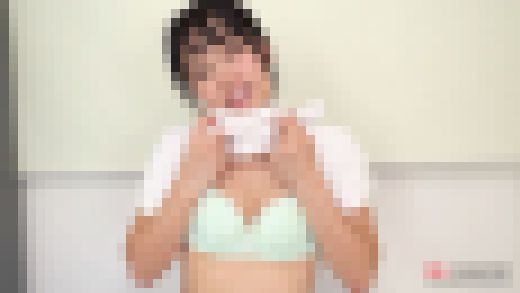 宮沢ちはる 4K動画 とっても大きいものに興味津々！先輩を部室に呼び出しソーセージ舐め　サンプル画像1