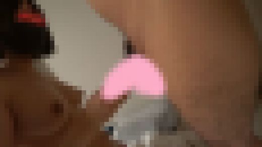 Ub●r配達員の19歳がオッパイもろだし全裸でおじさんの肉棒を握りしめて発射まで観察☆2アングル≪おまけ動画付≫ サンプル画像1