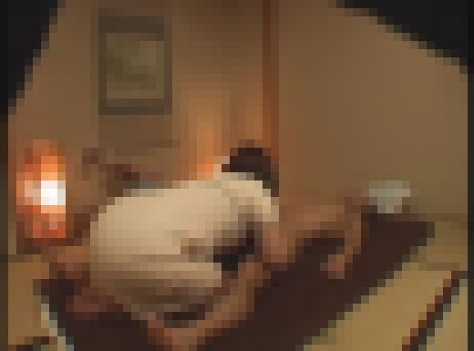 マッサージ師さん…集中しすぎてパンチラ胸チラ全開…我慢できないでしょ？いくらですか？　04　サンプル画像1