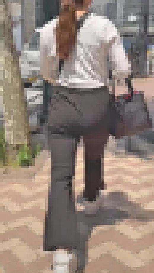 どっしりした美爆尻を左右にムニュらせて男を誘惑！　下品なロングパンツOL編　サンプル画像2