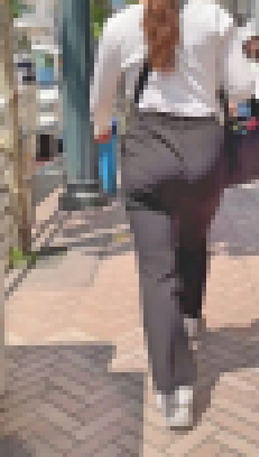 どっしりした美爆尻を左右にムニュらせて男を誘惑！　下品なロングパンツOL編　サンプル画像3