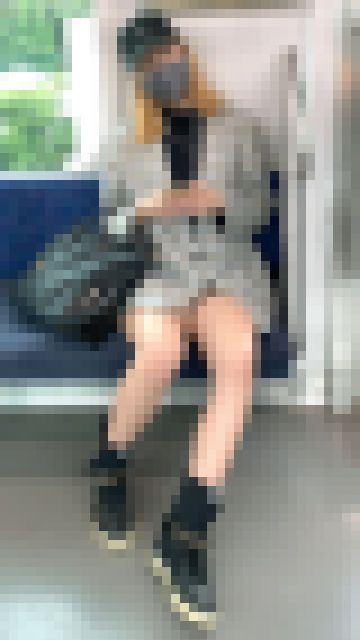 エッチなふわふわフトモモを見せてくれたオシャレなお姉さん　サンプル画像1