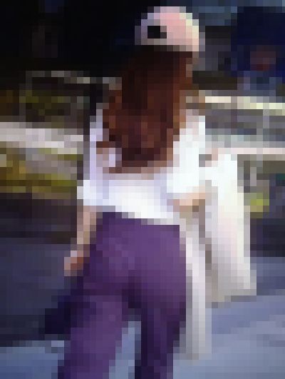 キャップのハイスペック美女がピタパン履いてTバックラインを見せつけながら歩いてますね サンプル画像