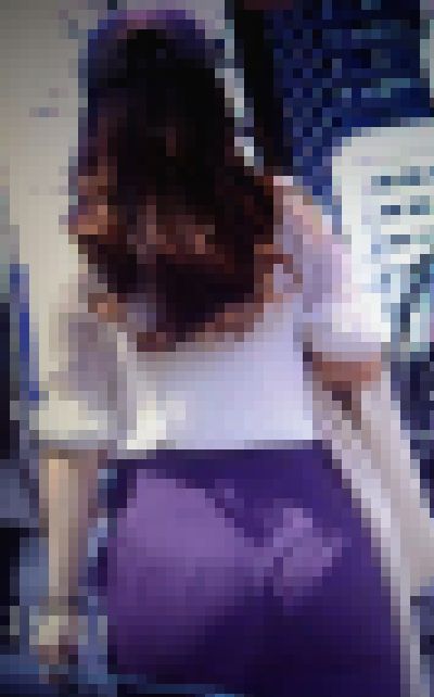 キャップのハイスペック美女がピタパン履いてＴバックラインを見せつけながら歩いてますね　サンプル画像1