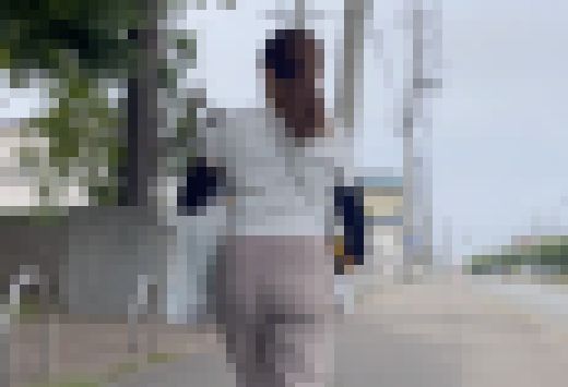 【20代主婦のプリ尻】パンツの線丸出しのうっすい生地ズボンでプリプリプリプリ歩く主婦ちゃんw【4K】 サンプル画像