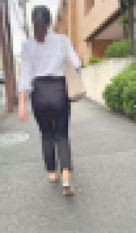 スタイル抜群のエロ美巨尻にパン紐を見せつけてて男を挑発! 下品な高所得パンツスーツOL編 サンプル画像