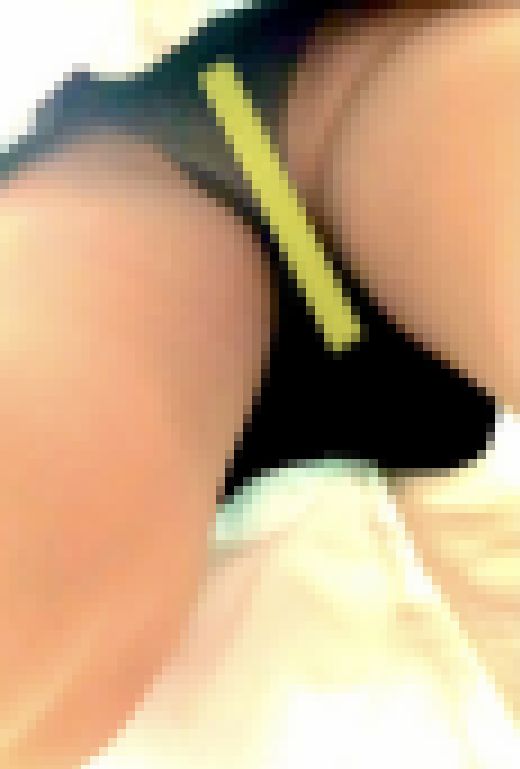 完全オリジナル素人逆さ撮り！肌色ストッキングのメガネ人妻(熟女)さん達に特攻しました！25号機(スマホ撮り)　サンプル画像2