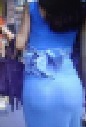 【続編完結編です】スタイル抜群の超絶美女がブルーピタピタワンピで腰をクネらせながら歩く姿に悶絶　サンプル画像1