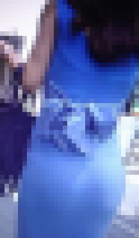 【続編完結編です】スタイル抜群の超絶美女がブルーピタピタワンピで腰をクネらせながら歩く姿に悶絶　サンプル画像2