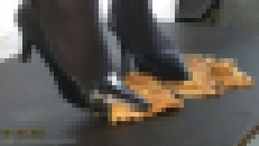 4-11　メイドさんはカレーパンをパンプスで踏みつけて提供してくれる　足元アップVer.　サンプル画像2
