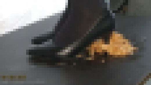 4-11　メイドさんはカレーパンをパンプスで踏みつけて提供してくれる　足元アップVer.　サンプル画像3