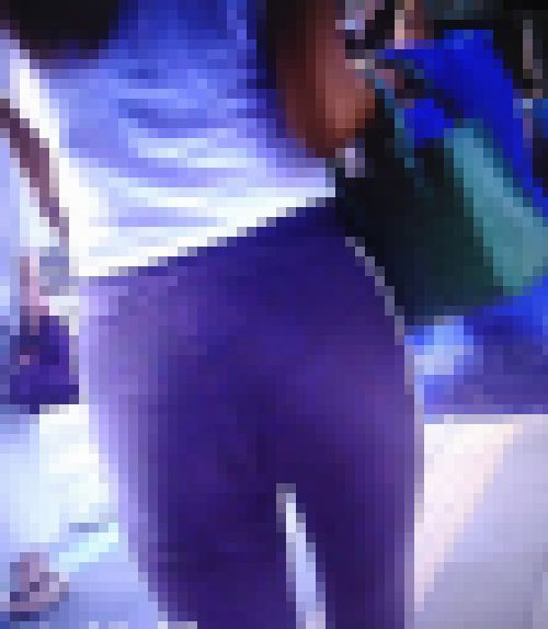 極上スレンダークビレスタイルのギャルがヨガパンツでクネクネ歩いてますよ　サンプル画像1