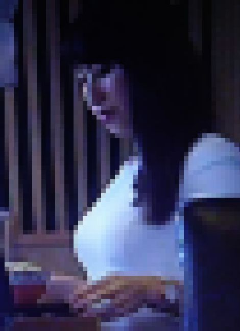 美し過ぎる超絶スーパー美女が張り具合抜群の巨乳の美体でエッチなしぐさを時折見せながらご飯食べてますよ　サンプル画像1