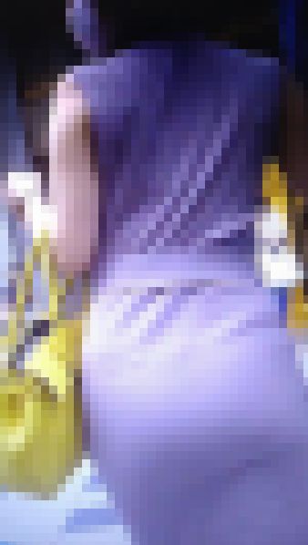 凄まじい色気の美人お姉さんがタイトワンピを着て自慢の極エロヒップを見せつけながら歩いてるよ サンプル画像