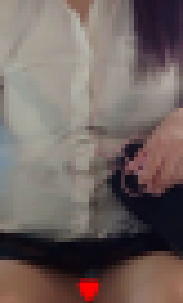 ◇電車内盗撮パンチラ動画◇透けブラ制服女子学生のエロい対面パンチラ動画　サンプル画像2