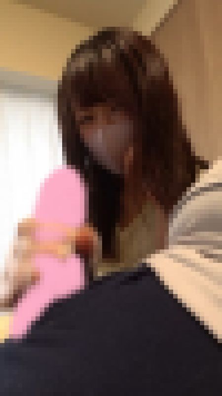 桐谷美鈴似の女子大生が手袋つけて手コキ！最後は素手でおじさんの勃起ペニスを手コキで大量発射！！ サンプル画像