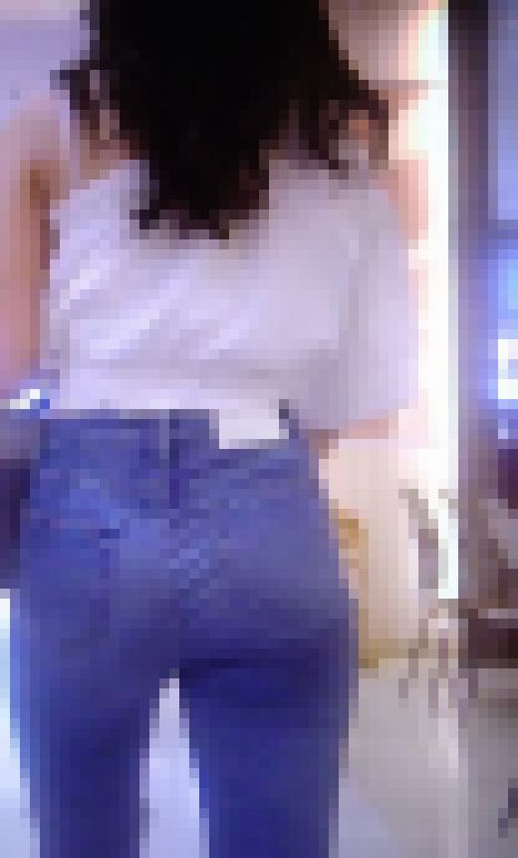 超絶美人ギャルがスキニーデニム履いて美尻を強調させて歩いてるよ サンプル画像