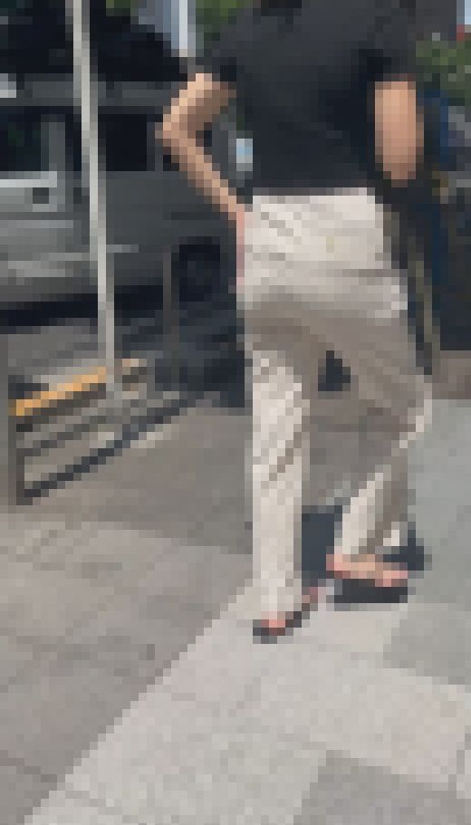 長身のエロボディ＋自慢のデカ尻に手を突っ込んで背後の男共を無差別に挑発！ 下品なパンツスーツOL編　サンプル画像2