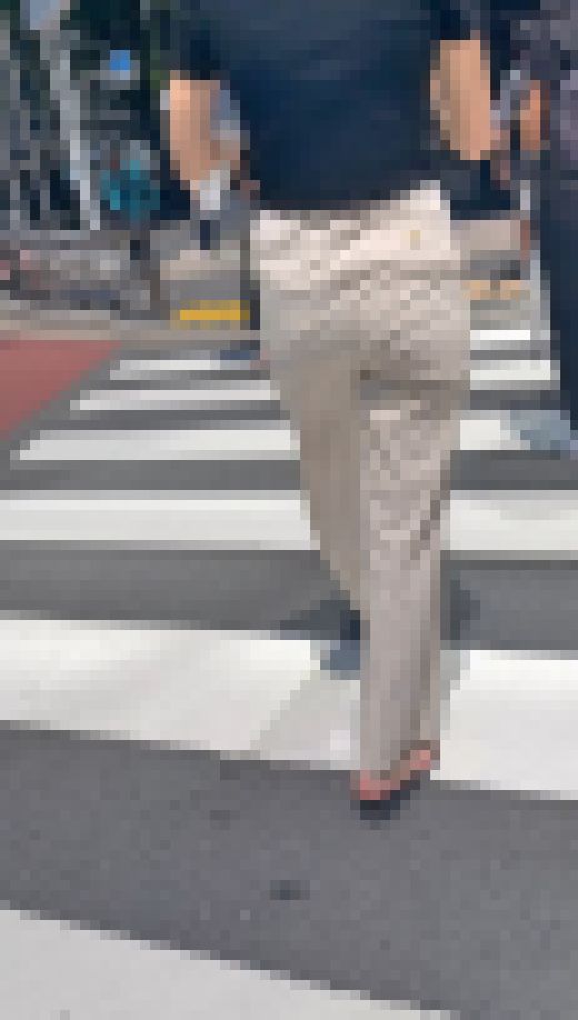長身のエロボディ＋自慢のデカ尻に手を突っ込んで背後の男共を無差別に挑発！ 下品なパンツスーツOL編　サンプル画像3