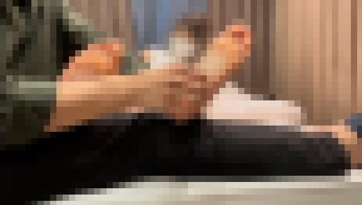 【くすぐり個撮】過去最弱！25.5cmの彼氏持ちデカ足OLさんの足の裏をくすぐり責め　サンプル画像1