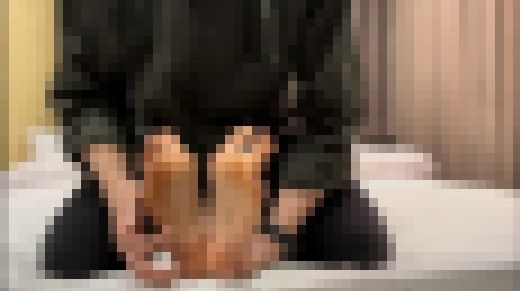 【くすぐり個撮】過去最弱！25.5cmの彼氏持ちデカ足OLさんの足の裏をくすぐり責め　サンプル画像2