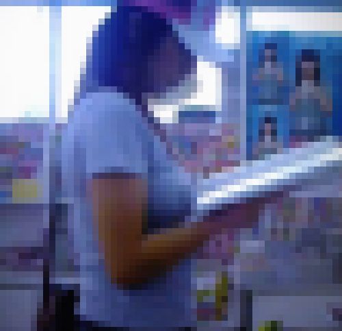 超美巨乳美女がピタＴ着て横チチ突き出して本を読んでいるよ　サンプル画像1